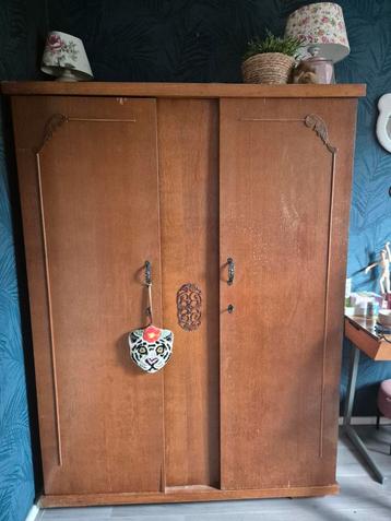 Mooie antieke linnen kast. beschikbaar voor biedingen