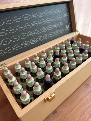 Bach bloesems set in houten kist beschikbaar voor biedingen
