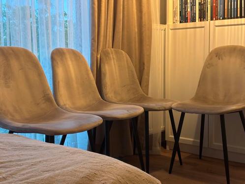 Set van 4 eetkamerstoelen beige/poederroze met zwarte poten, Huis en Inrichting, Stoelen, Zo goed als nieuw, Vier, Overige kleuren