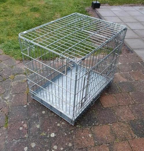 Te koop aangeboden.
Hondenbenches met 2 openingen., Dieren en Toebehoren, Hondenbenches, Zo goed als nieuw, Ophalen