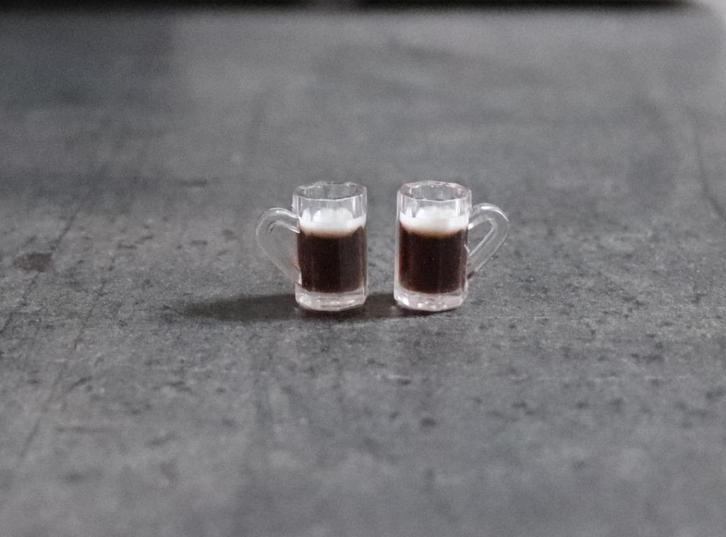 Bierpul glazen met bier en schuim miniatuur nieuw 1:12 - 2st, Verzamelen, Poppenhuizen en Toebehoren, Nieuw, Decoratie, Ophalen of Verzenden