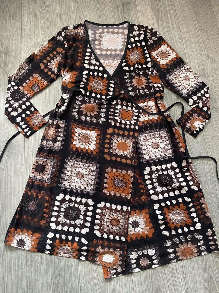 Karin Bloemen by plus basics wikkeljurk maat 46, Kleding | Dames, Grote Maten, Zo goed als nieuw, Jurk, Zwart, Ophalen of Verzenden