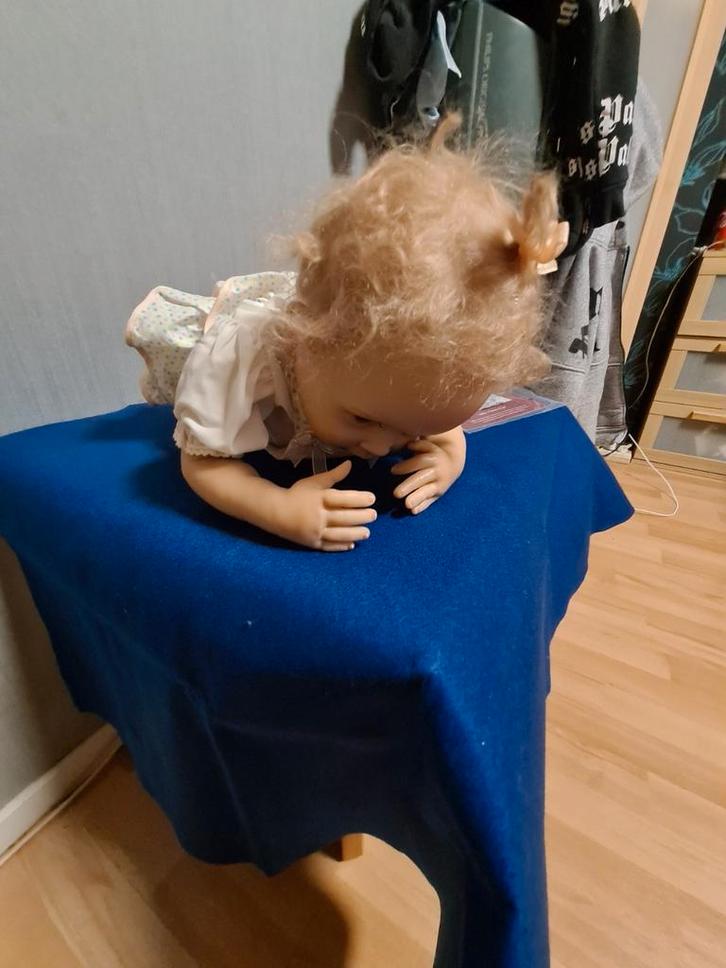 Ashton drake pop te koop Incl certificaat, Verzamelen, Poppen, Zo goed als nieuw, Pop, Ophalen