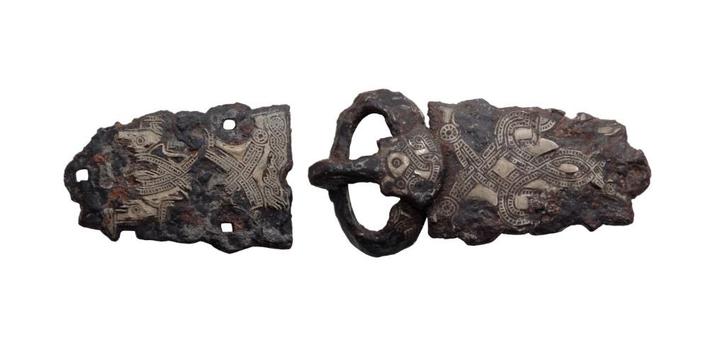 Bodemvondst Merovingisch gesp set met zilver inleg, Antiek en Kunst, Antiek | Goud en Zilver, Zilver, Verzenden