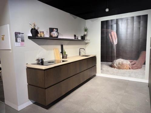 Luxe keuken met hangmeubel en fineer kastenwand, Huis en Inrichting, Keuken | Complete keukens, Nieuw, Dubbelwandige keuken, Bruin