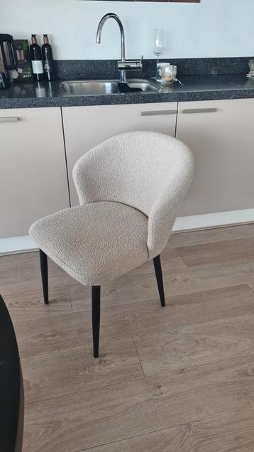 Twee zo goed als nieuwe prachtige eetkamerstoelen  beschikbaar voor biedingen