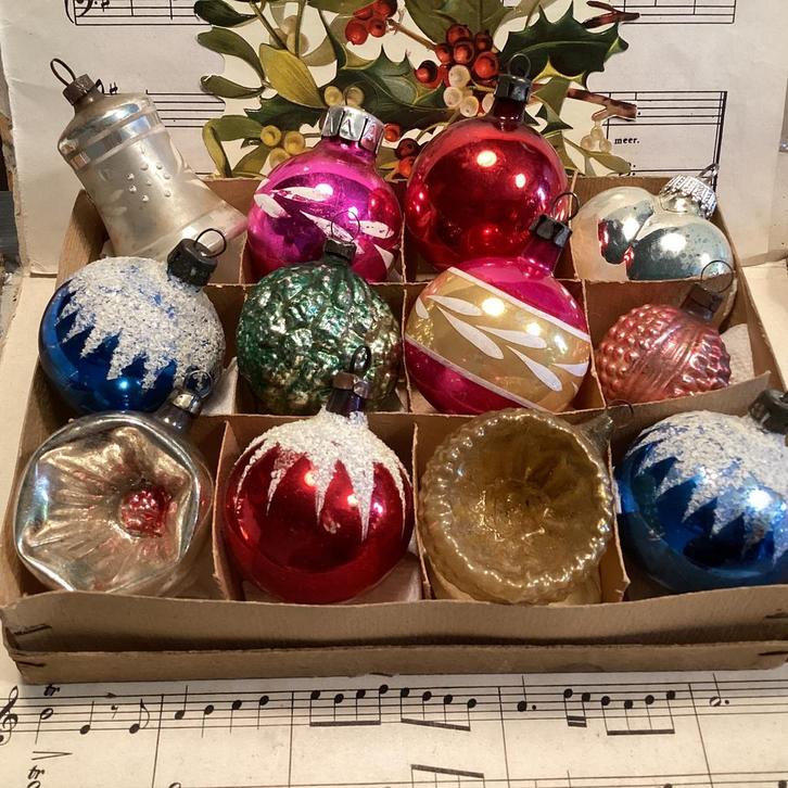 Verzameldoos oude kerstballen en figuren, Diversen, Kerst, Gebruikt, Ophalen of Verzenden