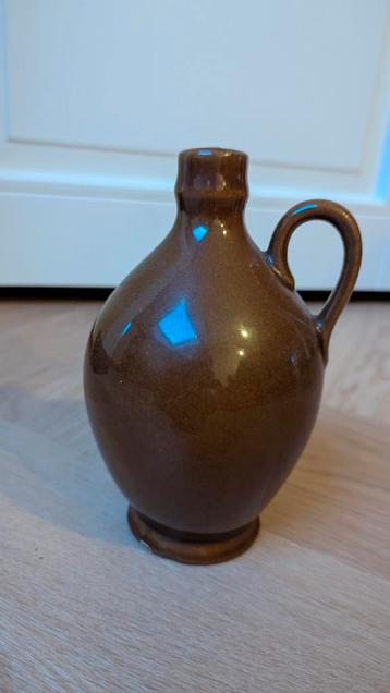 Vintage aardewerk kruikje beschikbaar voor biedingen