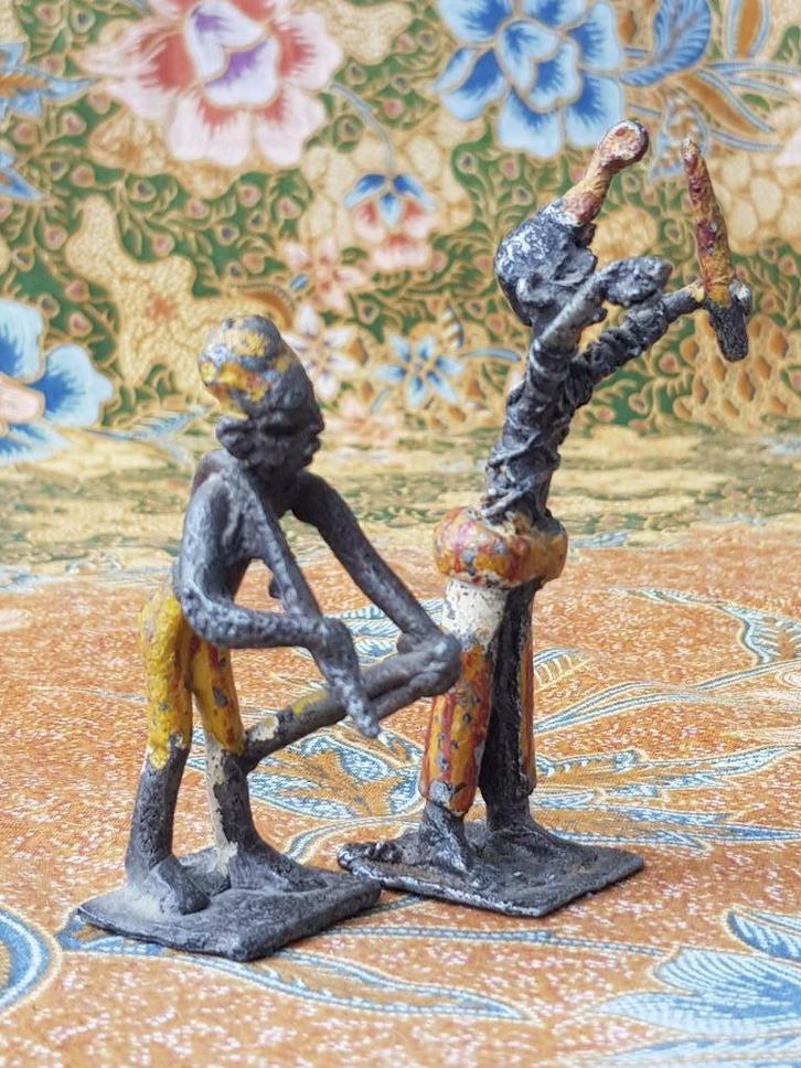 Twee mooie originele oude beeldjes uit Afrika van krijgers., Antiek en Kunst, Kunst | Niet-Westerse kunst, Ophalen of Verzenden