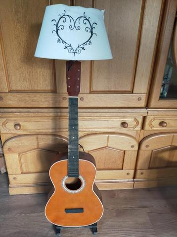 Leuke staande gitaar lamp  beschikbaar voor biedingen