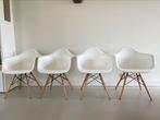 Vitra Eames kuipstoelen wit met naturel daw, Huis en Inrichting, Stoelen, Twee, Wit, Ophalen of Verzenden, Zo goed als nieuw