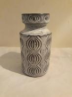 Vintage West Germany vaas in wit en grijs en bruine tinten., Huis en Inrichting, Overige kleuren, Aardewerk of Porselein, Ophalen of Verzenden