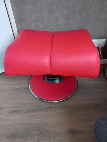 Hocker/voetenbank rood  beschikbaar voor biedingen