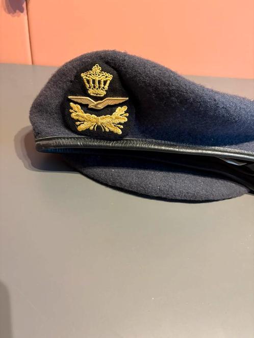 blauwe baret van de Koninklijke Luchtmacht , militair, Verzamelen, Militaria | Algemeen, Luchtmacht, Embleem of Badge, Nederland