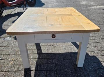 Massief houten salon tafel beschikbaar voor biedingen