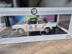 Volvo 340 sedan 1:18 politie uitvoering Triple9, Ophalen of Verzenden, Nieuw, Auto, Overige merken