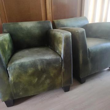 Twee compacte leren clubfauteuils Vorm en Stijl beschikbaar voor biedingen