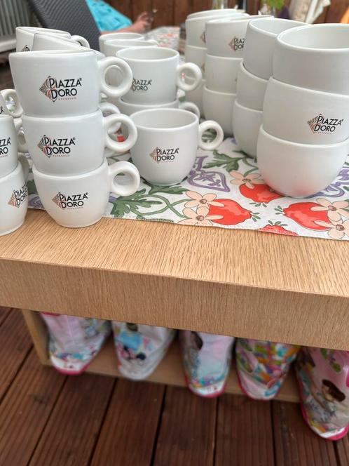 Piazza doro. koffie kopjes. Div., Huis en Inrichting, Keuken | Servies, Nieuw, Kop(pen) en/of Schotel(s), Overige stijlen, Porselein
