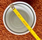 Klein mokje/vaasje met druivenblad motief, Overige materialen, Overige typen, Ophalen of Verzenden, Zo goed als nieuw