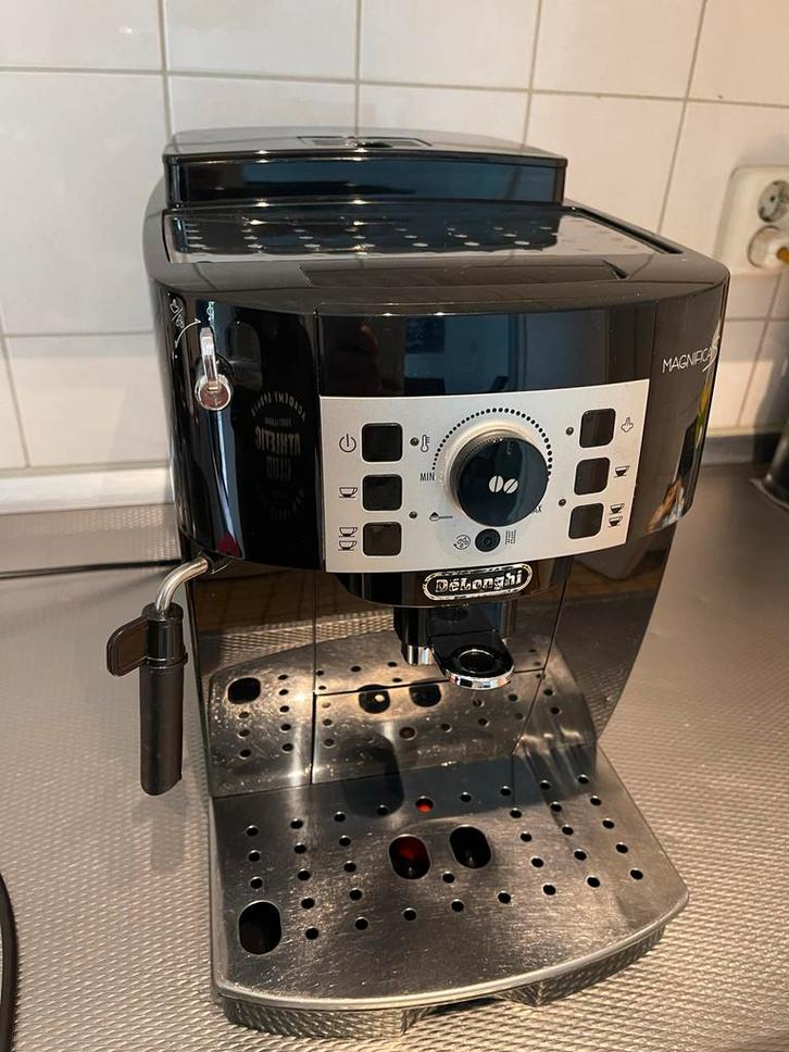 DeLonghi Magnifica Koffiemachine, Witgoed en Apparatuur, Koffiezetapparaten, Gebruikt, Koffiebonen, Espresso apparaat, 2 tot 4 kopjes