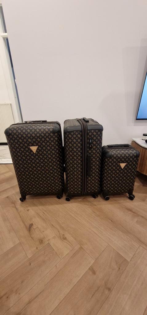 GUESS 4G Peony Trolley Koffers Set, Sieraden, Tassen en Uiterlijk, Koffers, Nieuw, Hard kunststof, 70 cm of meer, 35 tot 45 cm