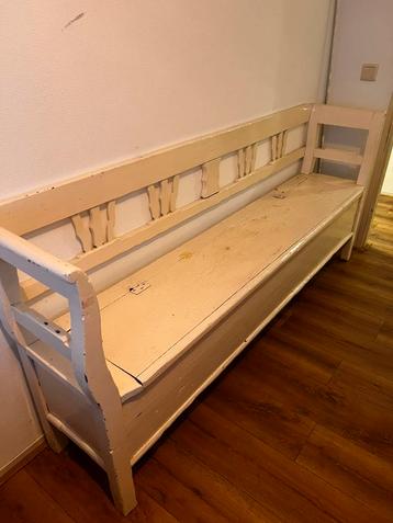 Prachtige witte Vintage klepbank beschikbaar voor biedingen