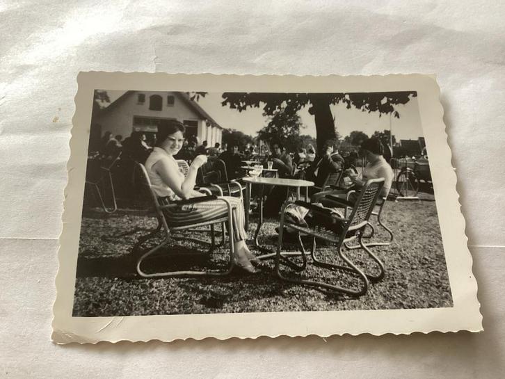 Otterloo Waldhoorn Foto: Mensen in de tuin, Verzamelen, Foto's en Prenten, Gebruikt, Foto, Overige onderwerpen, 1960 tot 1980