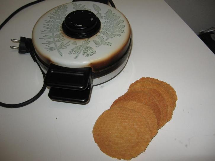 Goedwerkende DUITS kniepertjes wafel ijzer €25,-, Witgoed en Apparatuur, Wafelijzers, Gebruikt, Ophalen of Verzenden