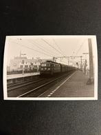 Foto locomotief NS 1302 te Tilburg (±1975) 65, Verzamelen, Gebruikt, Ophalen of Verzenden, Trein