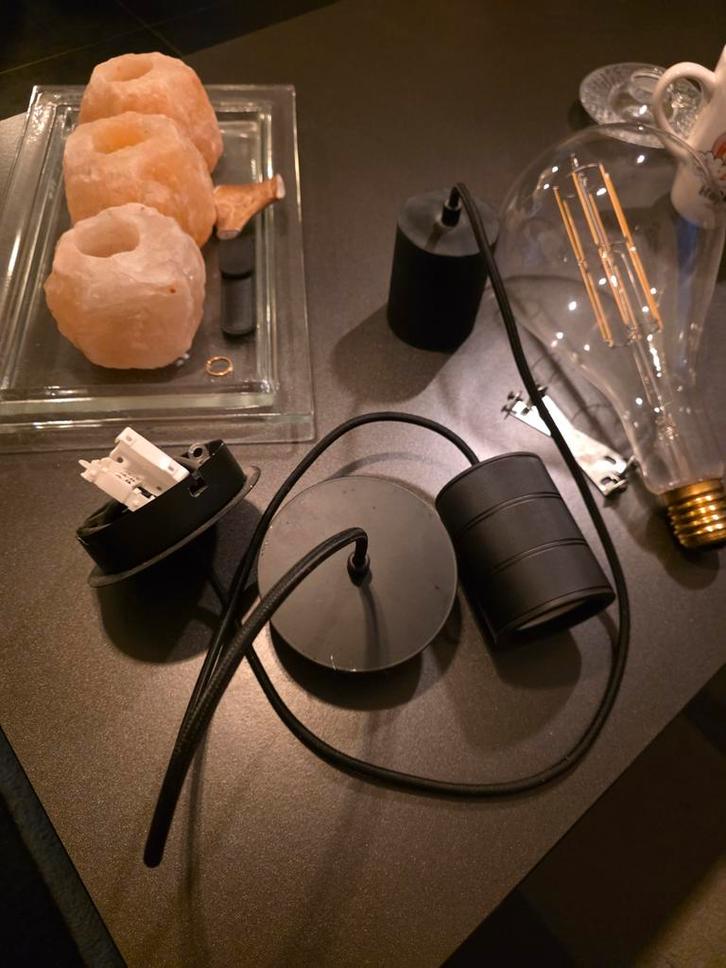 Moderne hanglamp met grote Calex gloeilamp e40, Huis en Inrichting, Lampen | Hanglampen, Gebruikt, Minder dan 50 cm, Kunststof