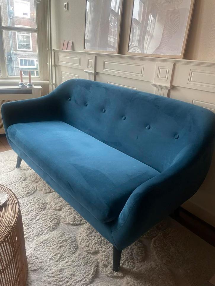 Prachtige blauwe velvet bank JYSK, Huis en Inrichting, Banken | Sofa's en Chaises Longues, Gebruikt, Tweepersoons, 150 tot 200 cm