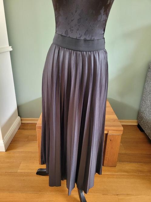 VILA zwarte plooien maxirok plooi rok maat M Nieuw, Kleding | Dames, Rokken, Nieuw, Maat 38/40 (M), Zwart, Onder de knie, Ophalen of Verzenden