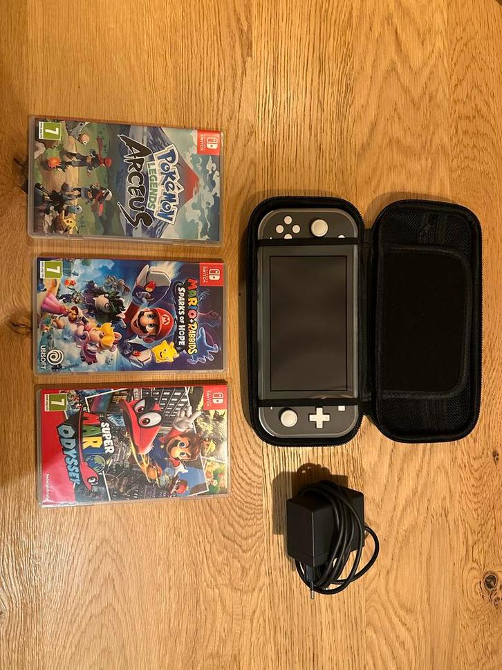 Nintendo Switch Lite + 3 Games & Hoes, Spelcomputers en Games, Spelcomputers | Nintendo Switch, Gebruikt, Switch Original, Zonder controller
