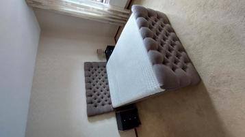 Boxspring 140x200 cm zo goed als nieuw met nachtkastjes beschikbaar voor biedingen
