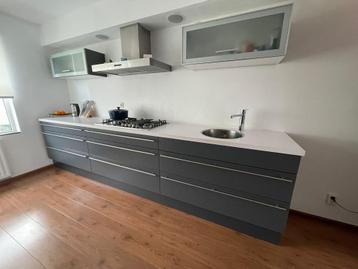 Keuken incl. apparatuur parallel 370cm + 120cm beschikbaar voor biedingen