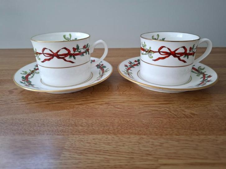 2x KOP & SCHOTELS  "Holly Ribbons" Royal Worcester Porselein, Huis en Inrichting, Keuken | Servies, Zo goed als nieuw, Kop(pen) en/of Schotel(s)