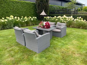 Mooie tuinset met hoge tafel beschikbaar voor biedingen