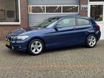 BMW 1-serie 118i LCI AUT NAVIGATIE/PDC/AIRCO/CRUISE, Auto diversen, Schadeauto's, Blauw, Benzine, Hatchback, Ophalen