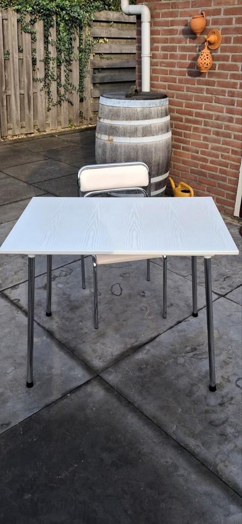Tafeltje met stalen pootjes en witte stoel en dezelfde pootj, Huis en Inrichting, Tafels | Statafels, Gebruikt, Ophalen