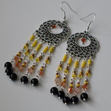 Lange oorbellen in geel, zwart en zilver beschikbaar voor biedingen