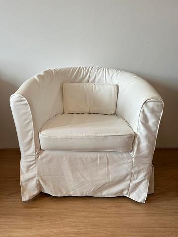 IKEA rode Tullsta stoel met witte hoes beschikbaar voor biedingen