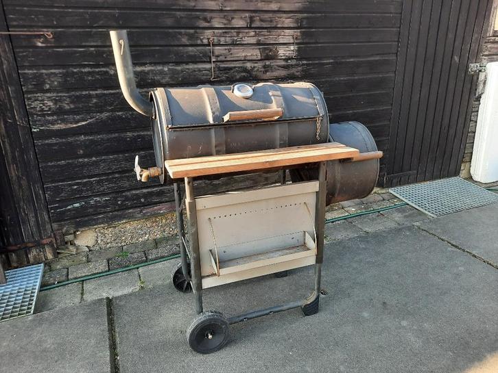 Stoere barbecue  met smoker gedeelte is zelfbouw van olievat, Tuin en Terras, Houtskoolbarbecues, Gebruikt, Ophalen