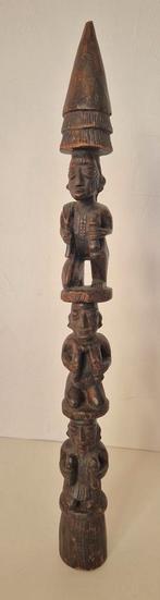 Uit inboedel: Afrika houten rammelstaf (no 7) figuren, incl, Verzenden