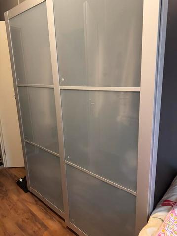 Kledingkast met schuifdeuren en lades