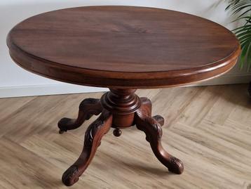 Antiek bijzettafeltje op wielen beschikbaar voor biedingen