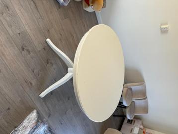 Beige ovale eettafel IKEA 