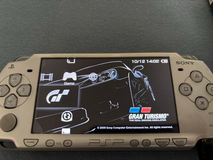 Sony PSP 2gb met 32 games, case en accessoires, Spelcomputers en Games, Spelcomputers | Sony PSP, Gebruikt, PSP, Overige kleuren