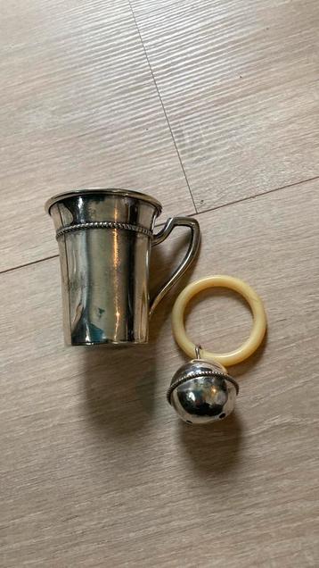 Rammelaar en beker beschikbaar voor biedingen
