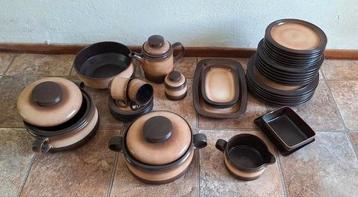 Mooie set oud bruin servies beschikbaar voor biedingen