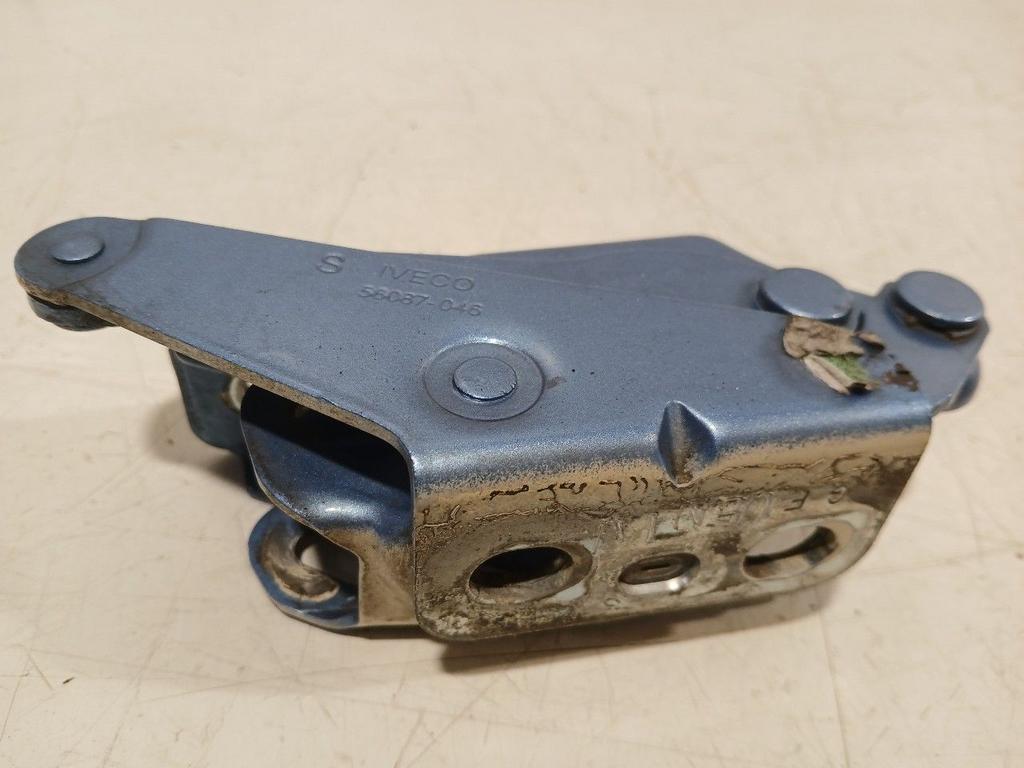 Motorkapscharnier links Iveco New Daily, Onderdelen@venauto.nl, Van der Ven Autorecycling B.V., Gebruikt, Ettenseweg 76, 4706 PB Roosendaal, The Netherlands